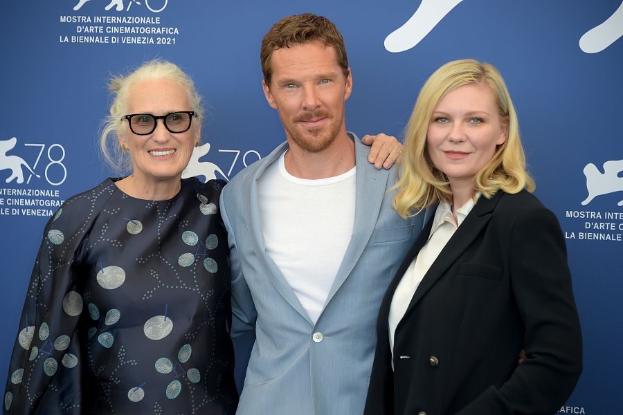Jane Campion, Benedict Cumberbatch y Kirsten Dunst en la presentación de 'El poder del perro' en Venezia