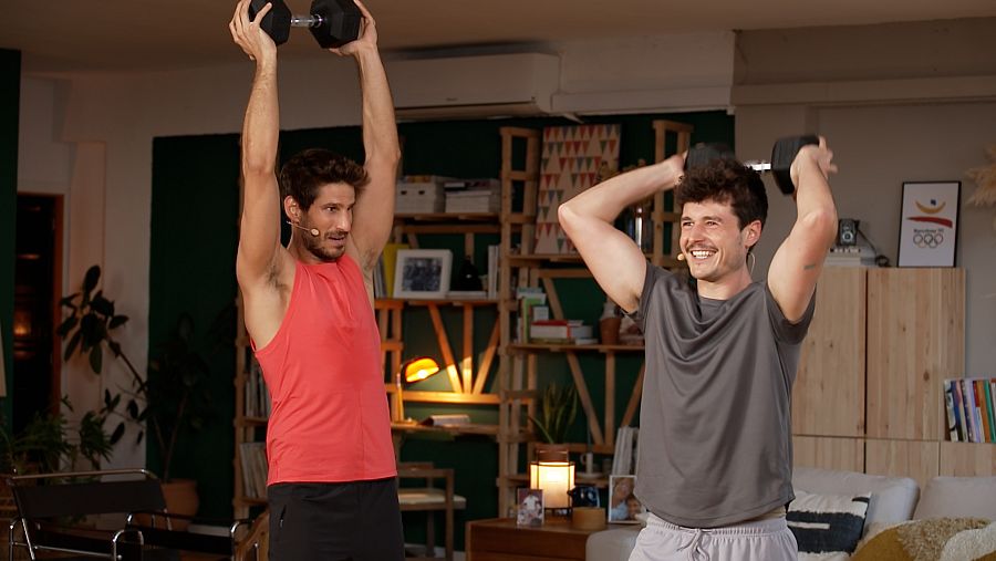 Cesc Escolà i Miki Núñez en un entrenament amb manuelles a 'FitMés'