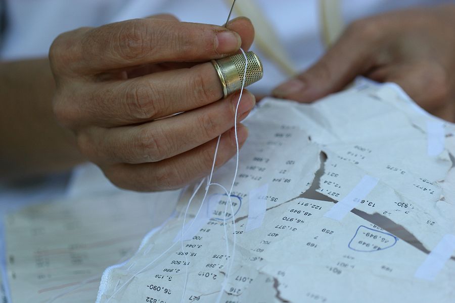 Elena del Rivero cosiendo y remendando fragmentos de papel para la instalación 'A Chant' (2001-2006)