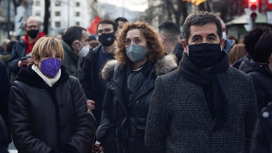 El secretario general de Junts, Jordi Sánchez, y la expresidenta del Parlamento catalán, Carme Forcadell, participan en Bilbao en la marcha por el acercamiento de presos de ETA.