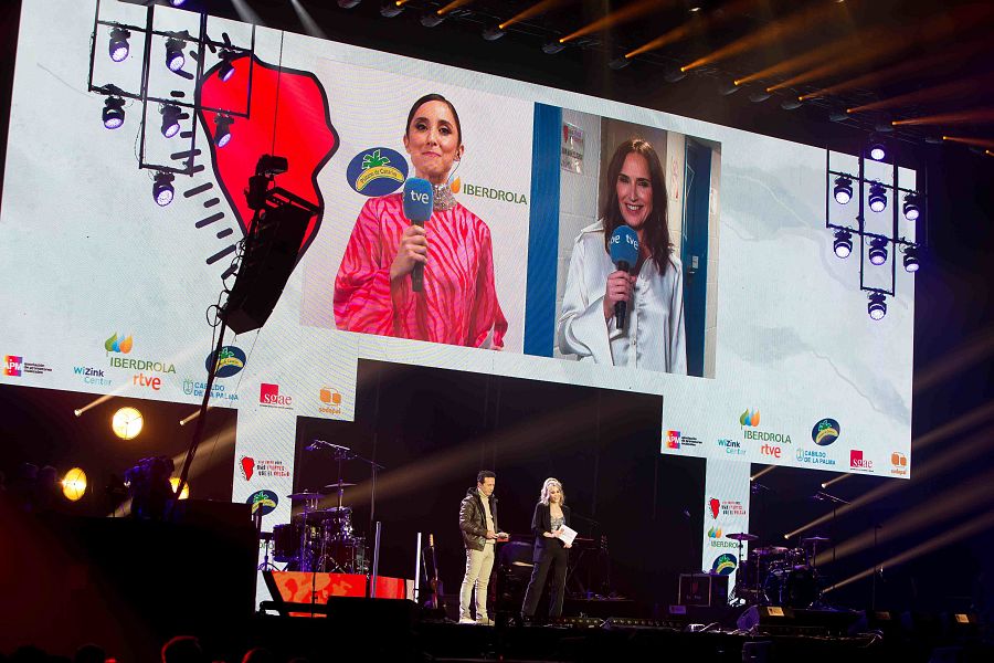 Los presentadores del macroconcierto: Jacob Petrus, Ana Ibáñez, Julia Varela y Virginia Díaz