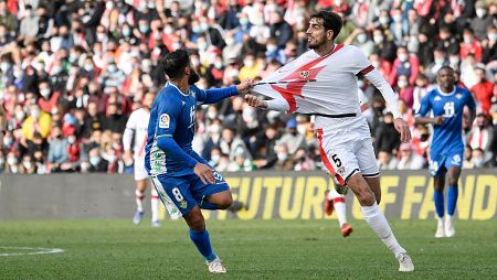 Fekir y Catena pujan por la pelota