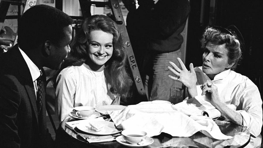 Sidney Potier,  Katharine Houghton y Katharine Hepburn en 'Adivina quién viene a cenar' (1963)