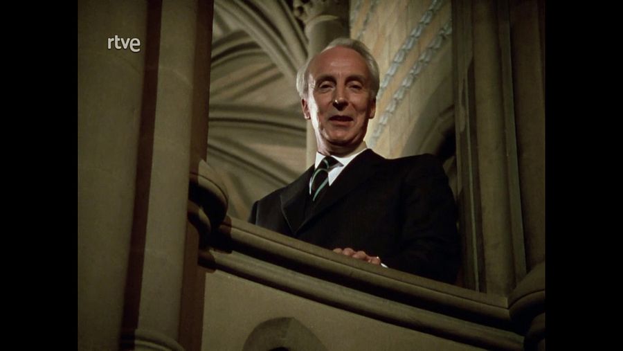 Francis Urquhart dirigiéndose al espectador en el primer capítulo de la serie