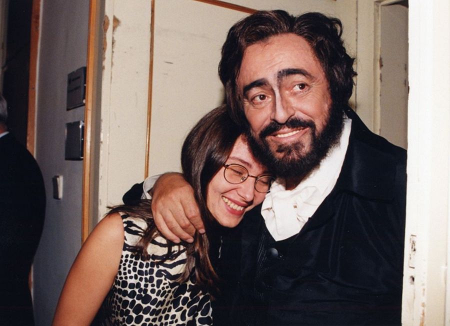 Luciano Pavarotti con su segunda esposa, Nicoletta Mantovani, madre de sus dos hijos pequeños, uno de los cuales, Riccardo, murió al nacer