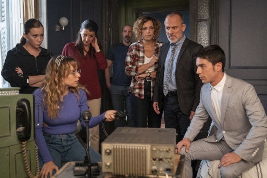 L'actriu Cristina Plazas al costat de l'actor Javier Gutiérrez a la sèrie de RTVE Estoy Vivo, en un moment de la quarta temporada