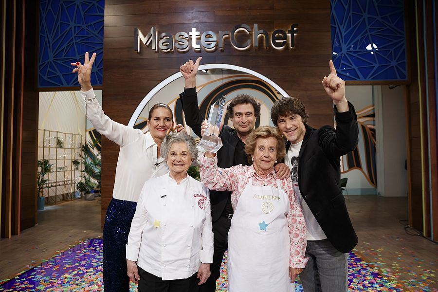 Almudena con Guadalupe, ganadora de la primera edición de 'MasterChef Abuelos'