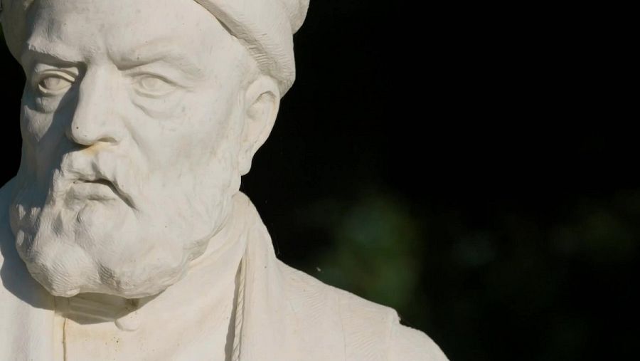 Estatua del poeta persa Ferdousi