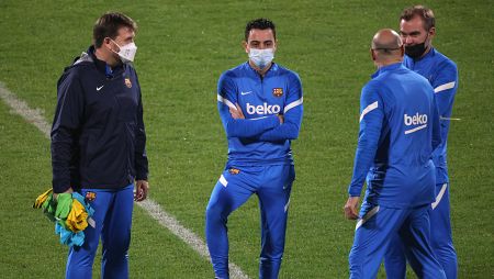 Xavi afronta su primer clásico