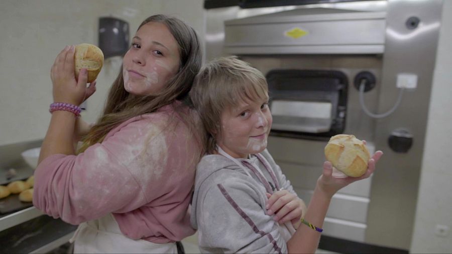 Candela y Mateo elaborando pan