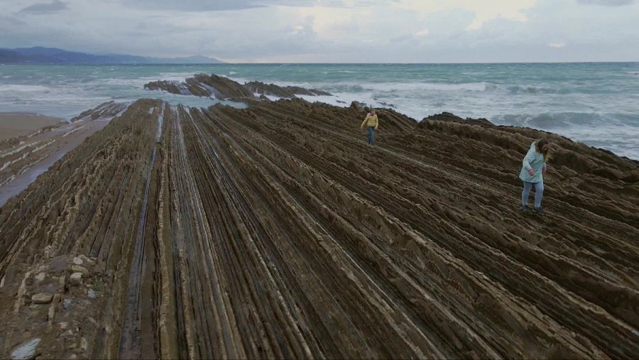 Candela y Mateo caminando por un flysch en Zumaia