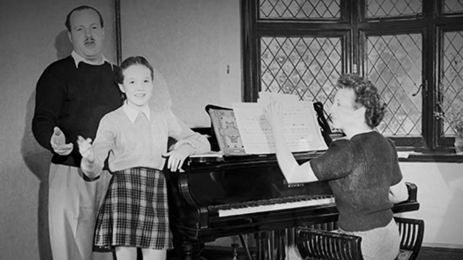 Julie Andrews junto a su padrastro y su madre