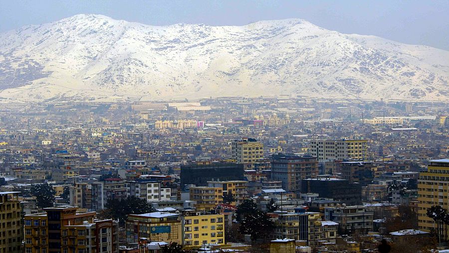 Una panorámica de la ciudad de Kabul cubierta de nieve