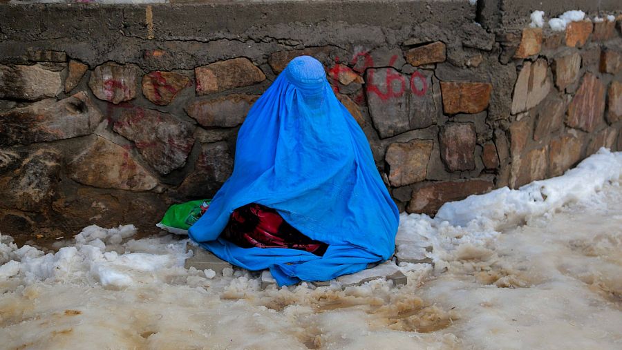 Una mujer pide limosna en las calles nevadas de Kabul