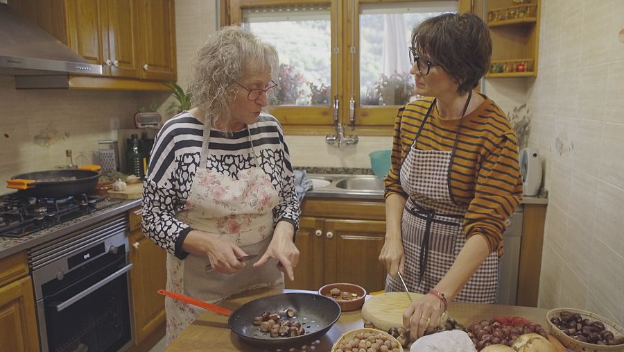 Sílvia Abril aprèn a cuinar civet de senglar de la mà de la Maria Teresa