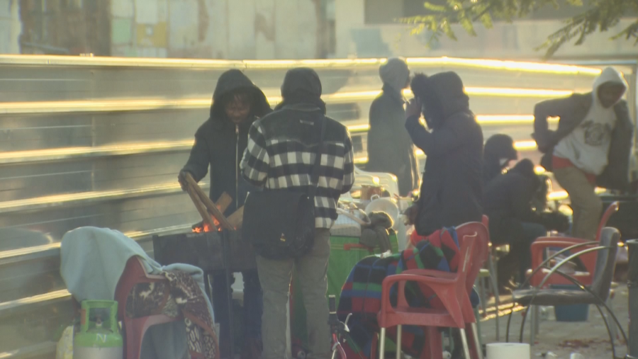 Els desallotjats han dormit entre mantes i fogueres per fer front al fred