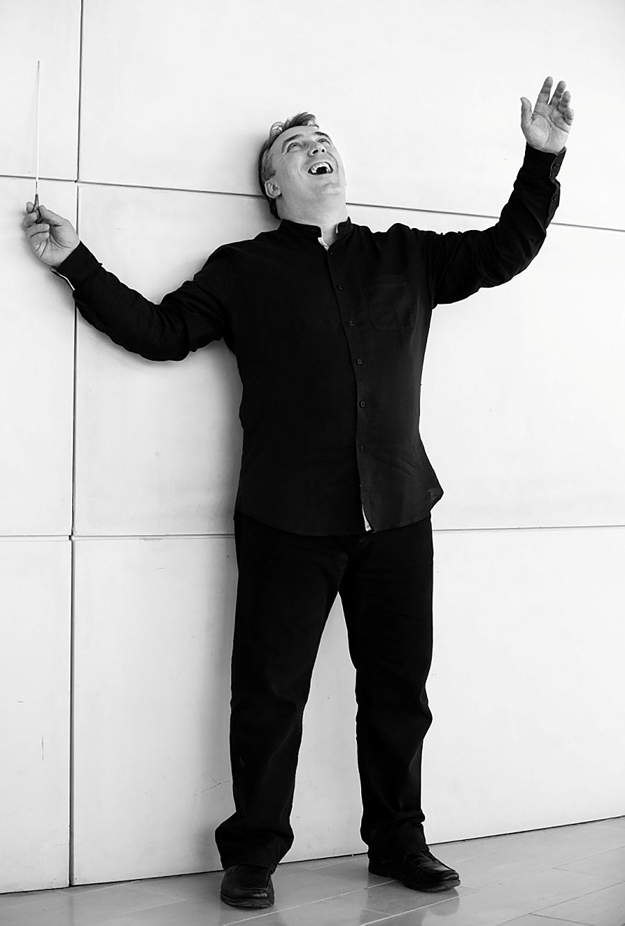 Jaime Martín, director de orquesta, con su batuta