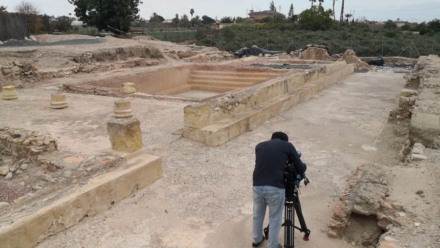 Un reportero de TVE graba con la cámara en el Parque Arqueológico de la Alcudia.