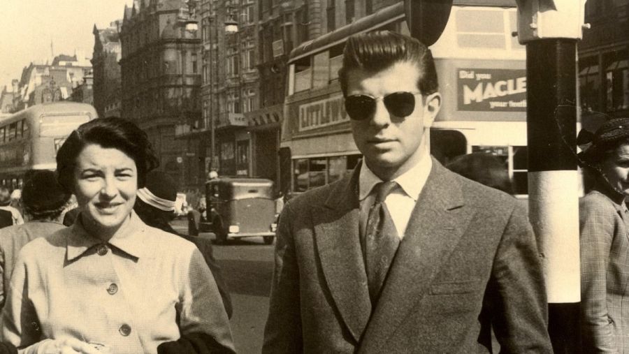 André Ricard con su hermana en Knightbridge (Inglaterra)