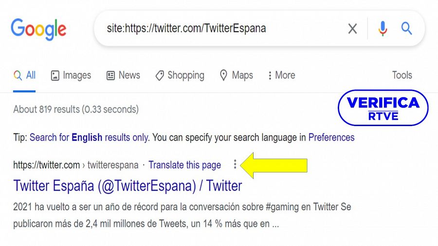Imagen de un mensaje de Twitter España visualizado desde la caché del buscador Google, con el sello de VerificaRTVE, y con una flecha amarilla señalando a los tres puntos verticales