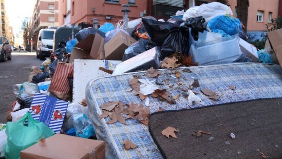 Durant els 21 dies de vaga la brutícia s'ha anat acumulant als carrers de Salt | ACN