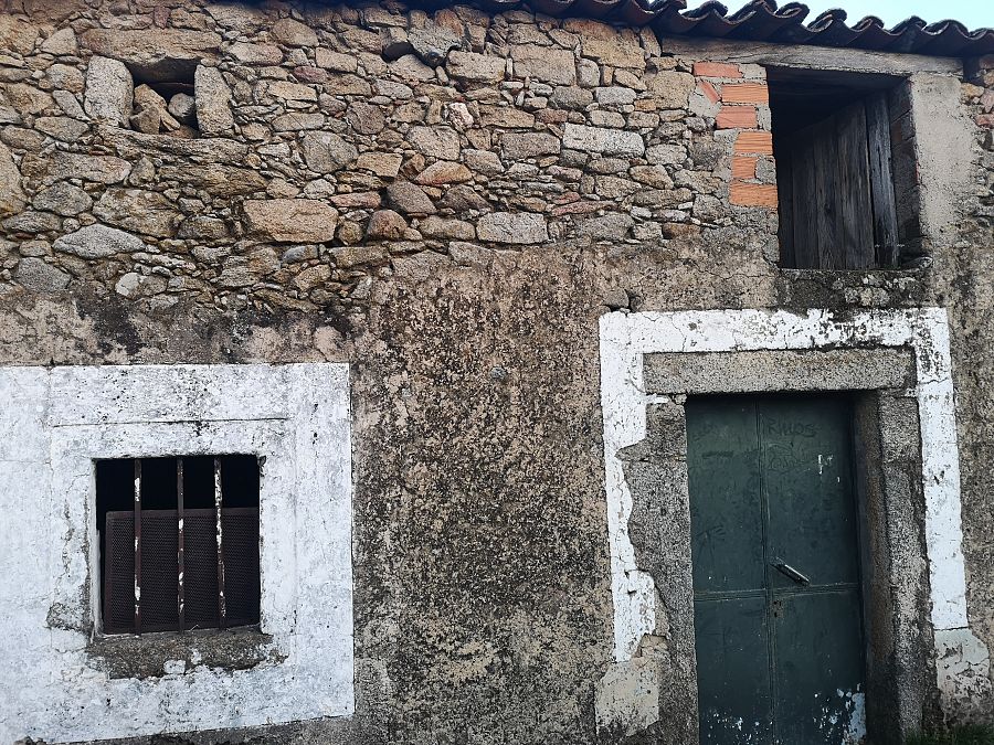  La imagen del abandono: una de las casas de Casillas de Flores donde ya no reside nadie