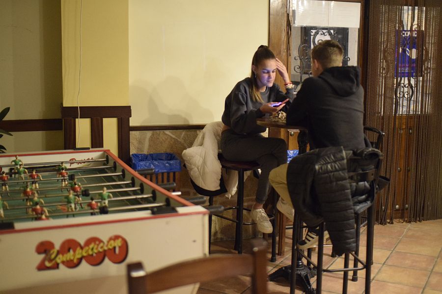 Lucía y Nicolás, dos de los pocos adolescentes del pueblo, en el bar de Elías