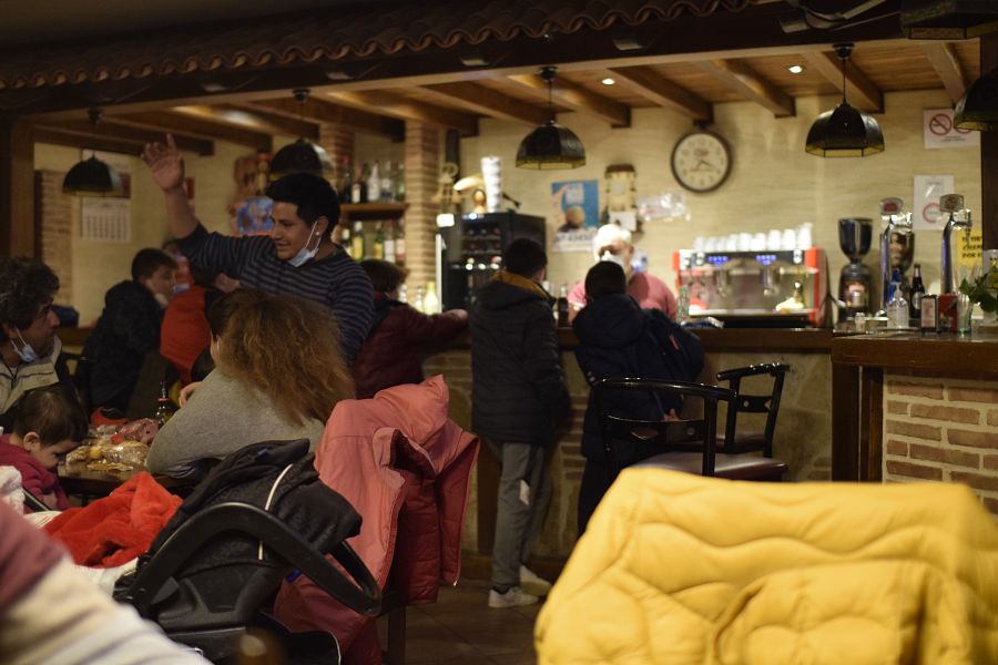 El bar 'Las Peñitas', el local que da vida a Casillas de Flores