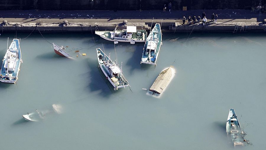 Varios barcos afectados por la crecida del mar en el puerto de Muroto, en la prefectura japonesa de Kochi.