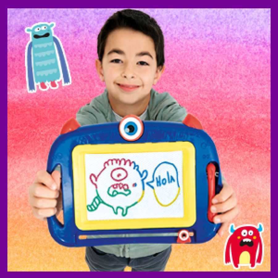 Revista Clan Febrero 2022 - Niño jugando con regalo pizarra mágica