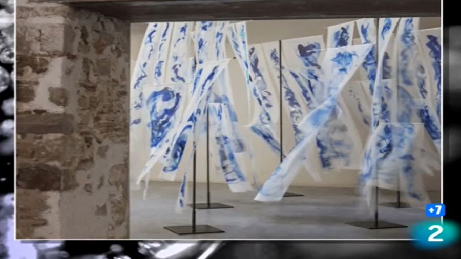 Obres tridimensionals de Kima Guitart 'Plouen pregàries', pintura sobre seda