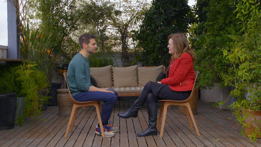 Álvaro Carmona, presentador de 'This is Philosophy' y Edith Hall, profesora de cultura clásica