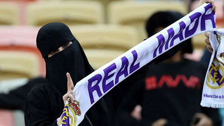 Mujer saudí con el rostro cubierto durante el clásico