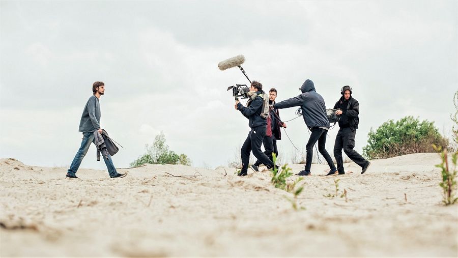 Un grupo de jóvenes graban una escena