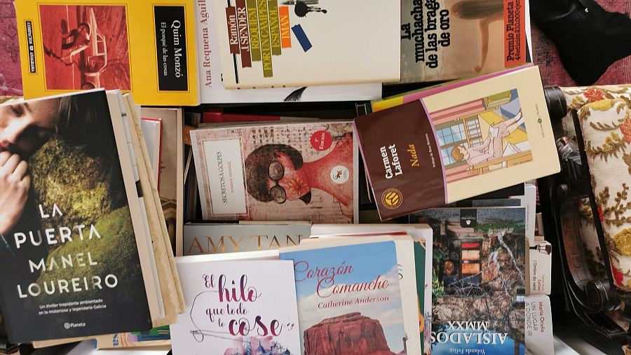 Uno de los montones de libros dedicados donados para las mujeres reclusas.
