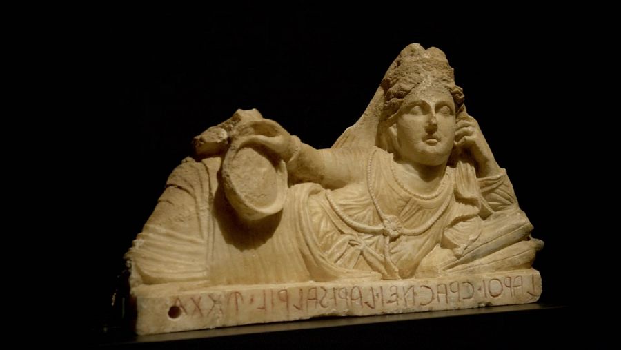 Estatua de una mujer etrusca con inscripciones en etrusco