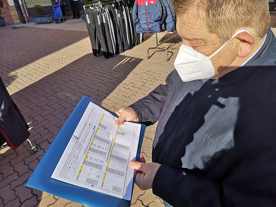 José Mari García, concejal de Belorado, nos enseña los datos del programa de repoblación