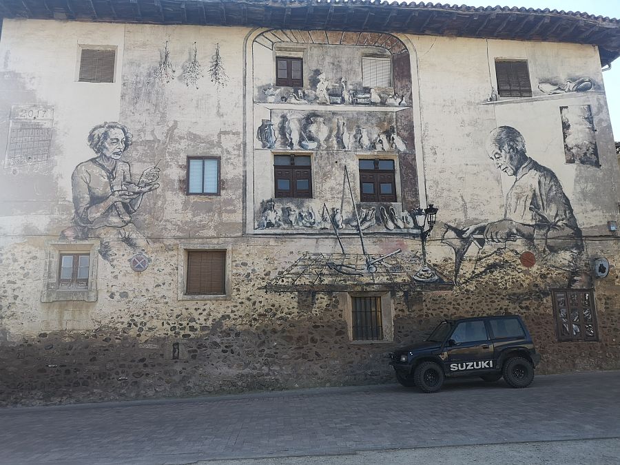 Belorado tiene una ruta de los murales más bonitos pintados en sus edificios