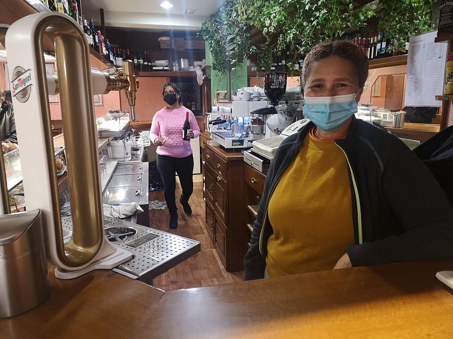 Zoraida regenta desde noviembre el bar 'El acha', de los más populares de Belorado