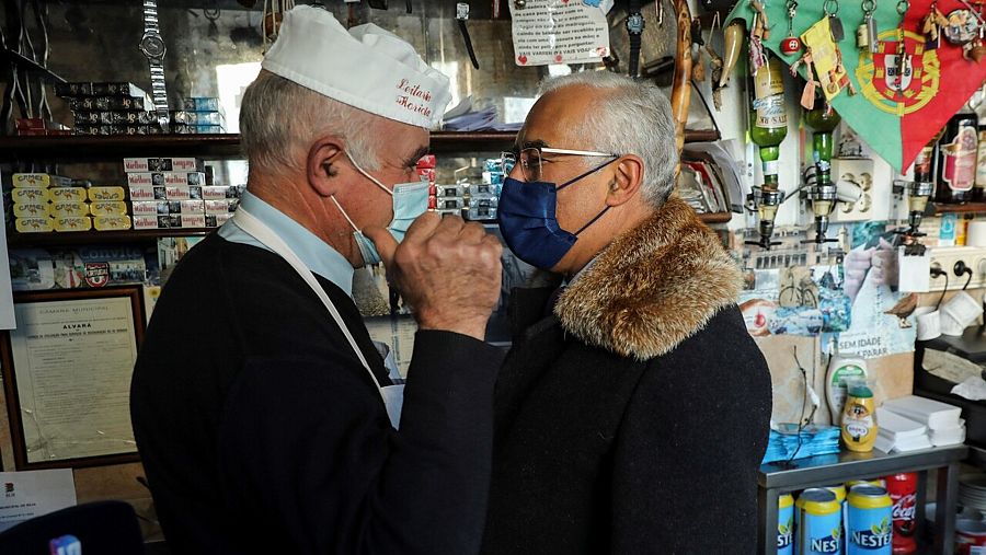 El secretario general del Partido Socialista de Portugal y candidato a las elecciones, António Costa, saluda a un tendero durante la campaña en Beja, sur del país. EFE/EPA/MIGUEL A. LOPES