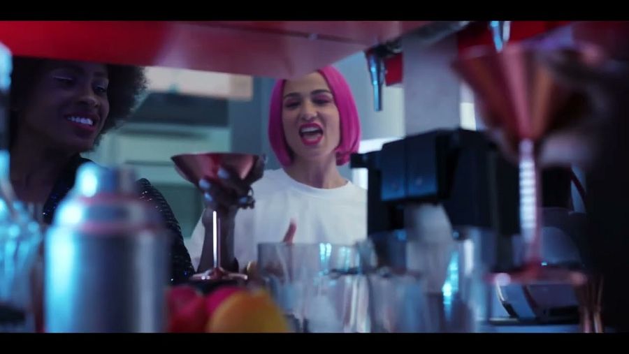 Captura de un video promocional de Cyberhut mostrando la zona de ocio.