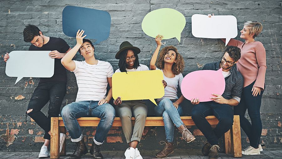 Varios publicistas pensando alguna campaña