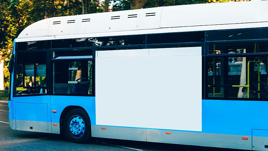 Un autobús con un hueco en blanco para poner publicidad