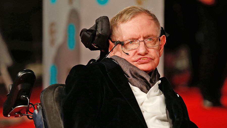 El científico Stephen Hawking en su silla de ruedas inteligente