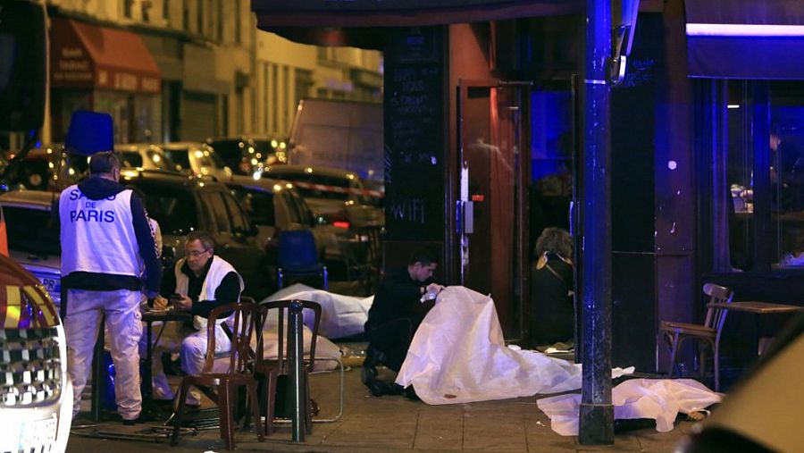 Varios cuerpos de personas abatidos a las puertas de un restaurante tras los atentados de París