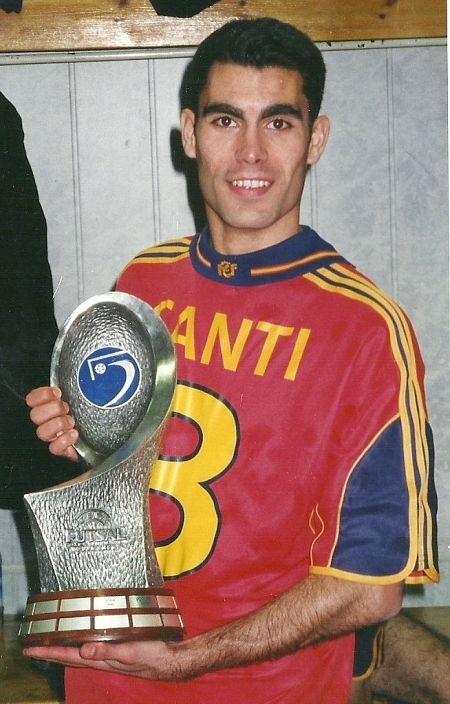 Imagen de Joan Linares tras ganar con España la Eurocopa 2001 de Fútbol Sala.