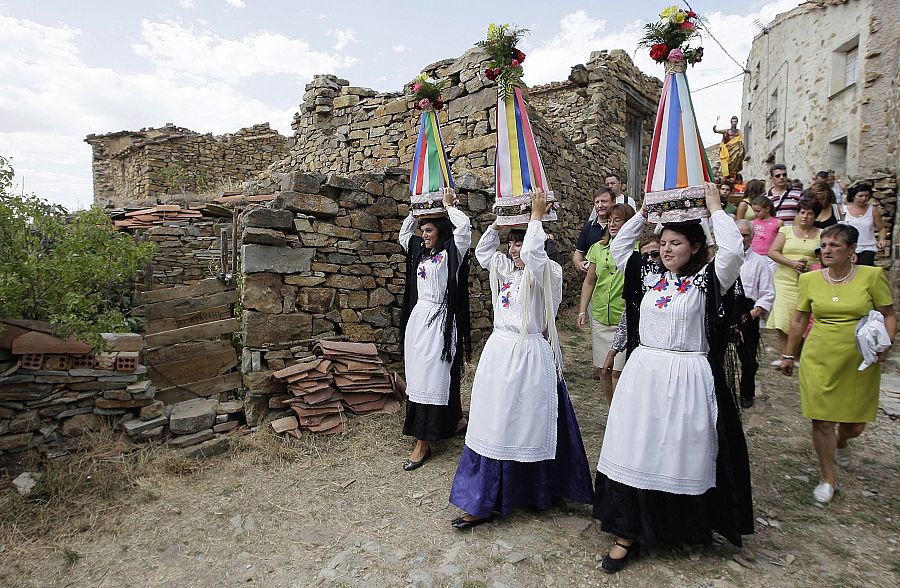 Cada verano, tres móndidas van en procesión por Sarnago con sus cestaños en la cabeza