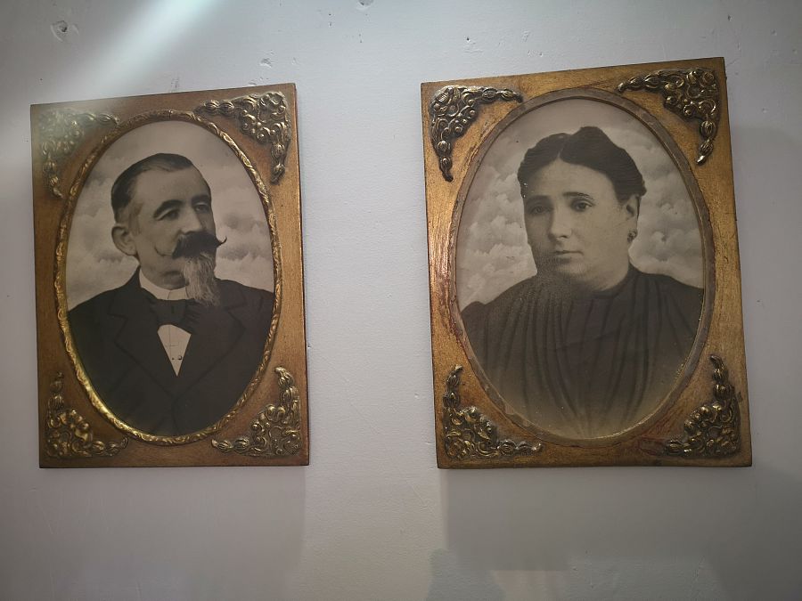 Fotografías de un maestro de Sarnago de los años 20 y su esposa