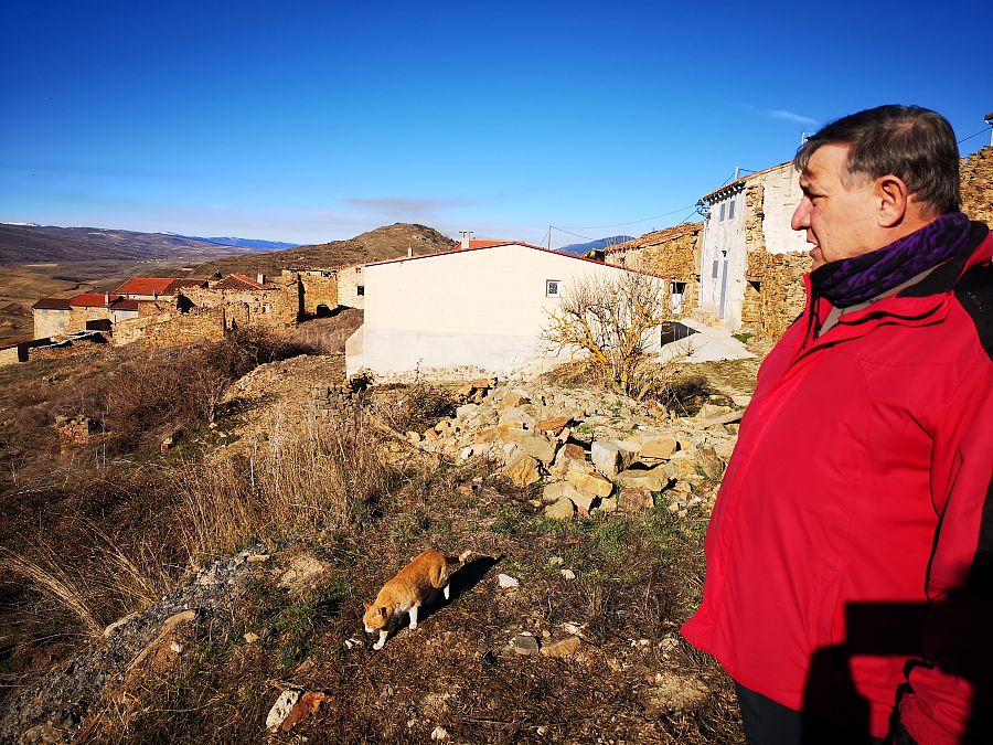 José María nos guía por el pueblo de Sarnago, donde no hay en este momento nadie más que él
