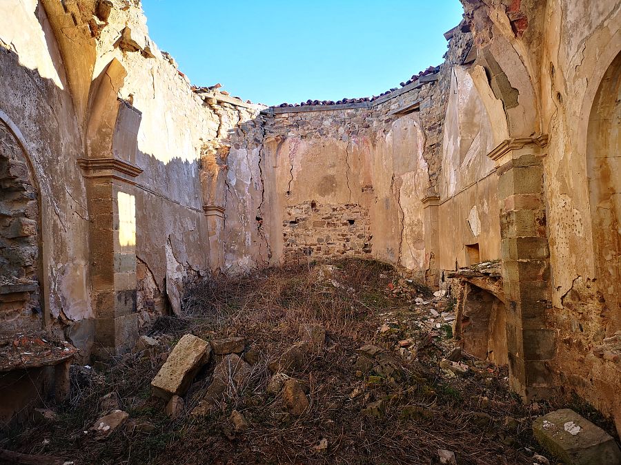 La pared posterior de la iglesia, vista desde dentro, muestra unas profundas grietas